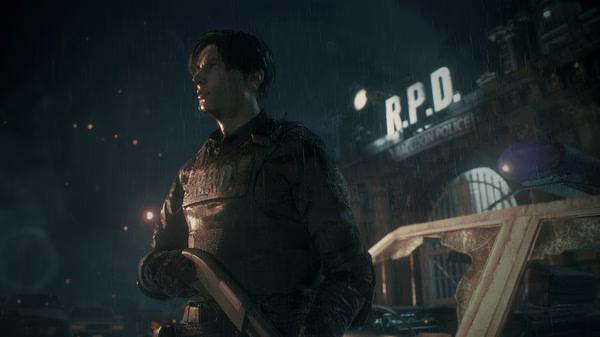 Resident Evil 2 screenshot: A character in police uniform stands in front of the R.P.D. building at night, holding a weapon.