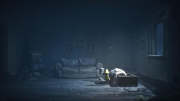 Little Nightmares II screenshot: A dimly lit room with a sofa, framed pictures, and two characters exploring a mysterious chest.