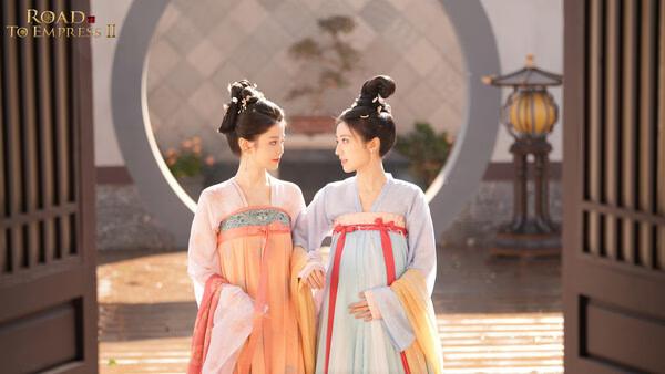 Screenshot from Road to Empress II: Two characters in traditional attire stand gracefully in a courtyard.