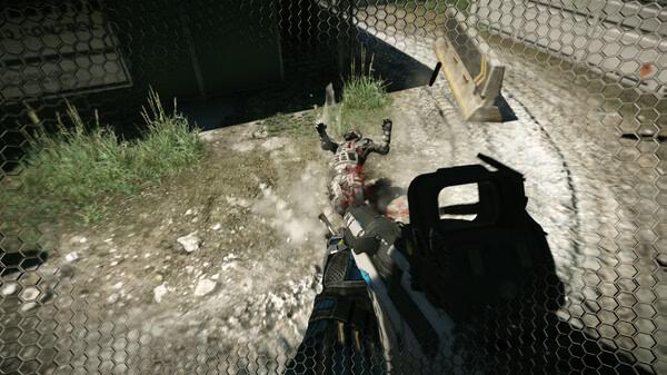 Crysis 2 Remastered screenshot: Player aims weapon at a fallen soldier in a grassy area, viewed through tactical HUD overlay.