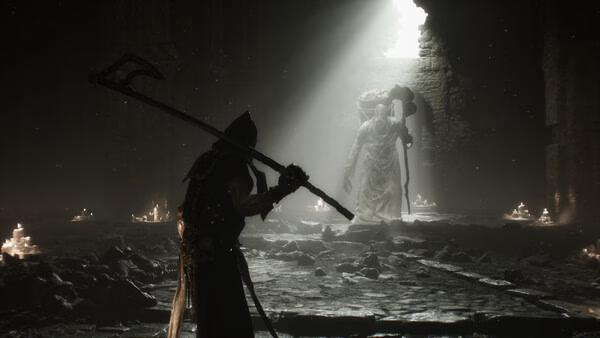 Mortal Shell II screenshot: A hooded warrior armed with a polearm faces a towering, cloaked enemy in a dimly lit stone chamber.