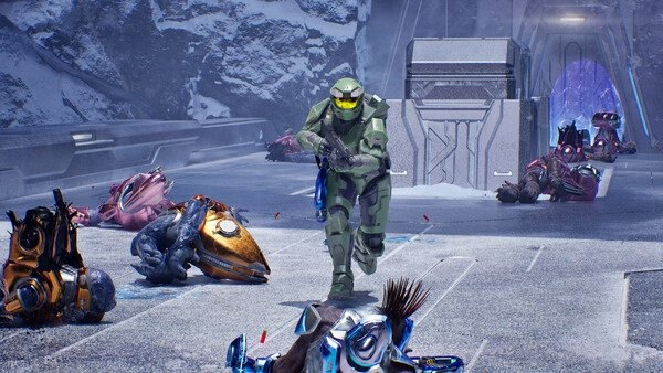 Halo: Campaign Evolved screenshot featuring a soldier in futuristic armor running through a snowy battlefield with alien creatures.